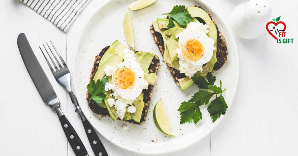 Avocado and eggs on whole grain toast (350 calories) - How To Make A Healthy 1000 Calorie Breakfast